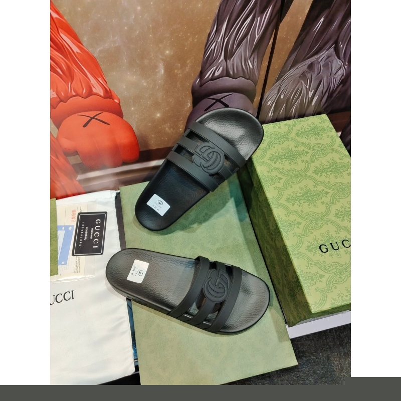 G*u*i slippers